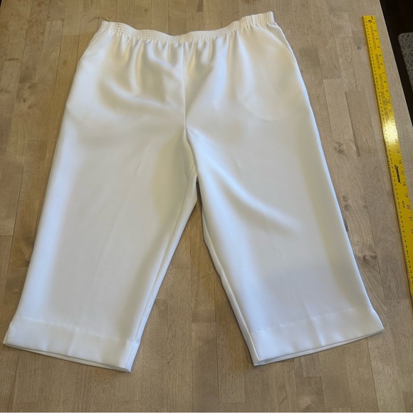 NWT Alfred Dunner Capri Pants Women's White Petal Pusher 16 Classic Fit Comfort - Picture 1 of 8